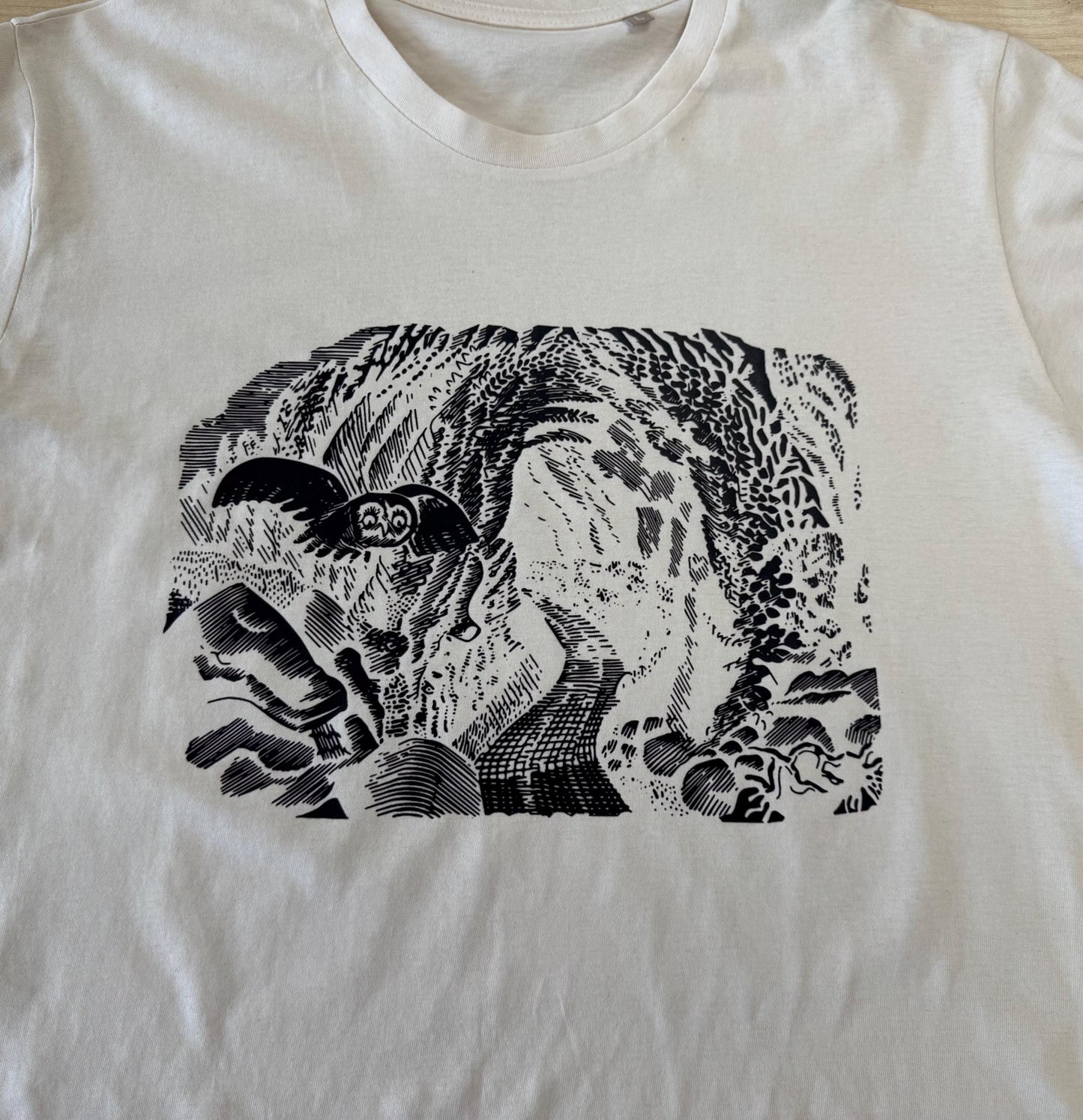 UNISEX T Shirt - Eric Ravilious - Owl on a Rocky Lane