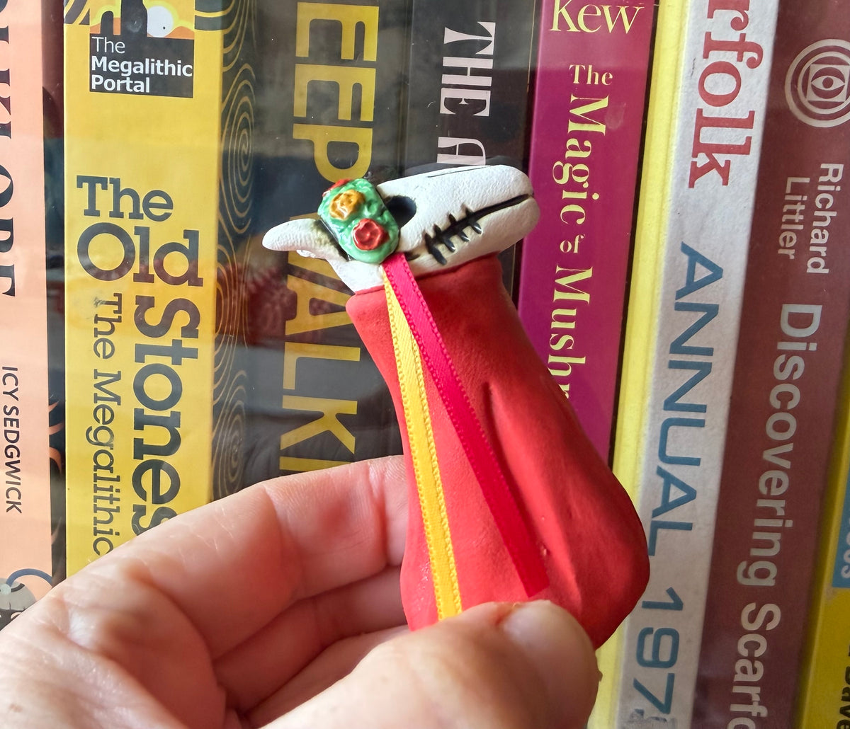 Mari Lwyd, Obby Oss Figurine Red